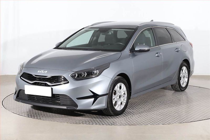 Kia Ceed (2022) Gold 1.5 T-GDI, Serv.kniha - fotka 2 z 23
