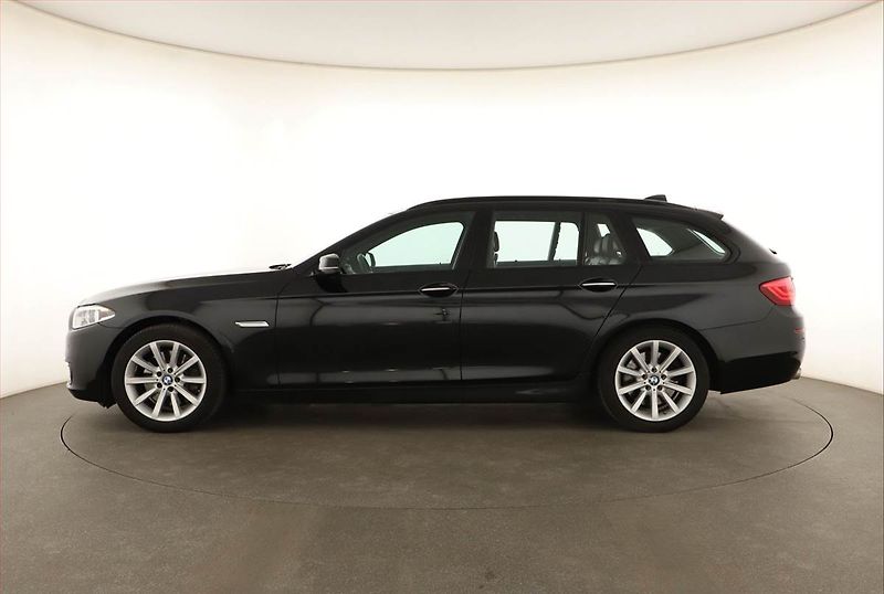 BMW Řada 5 (2015) Individual 530d xDrive, 4X4 - fotka 3 z 21