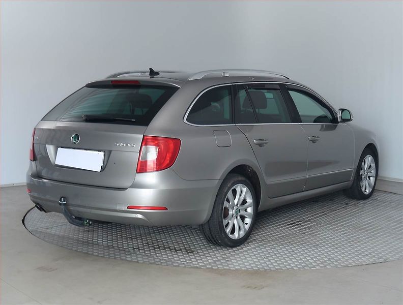 Škoda Superb (2012) Elegance 2.0 TDI, Xenony - fotka 5 z 17
