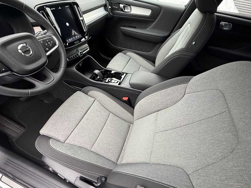 Volvo XC40 (2026) B3 FWD PLUS DARK,HARMAN KARDON - fotka 12 z 19