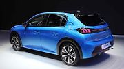 Peugeot 208 při premiéře v Ženevě ukázal naráz běžnou i elektrickou verzi