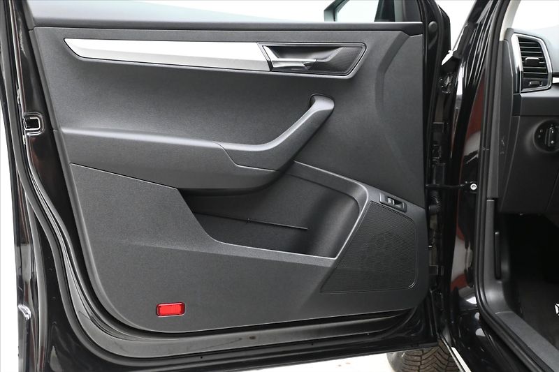Škoda Karoq 2,0 TDI 85kW DSG TAŽNÉ Záruka - fotka 24 z 32