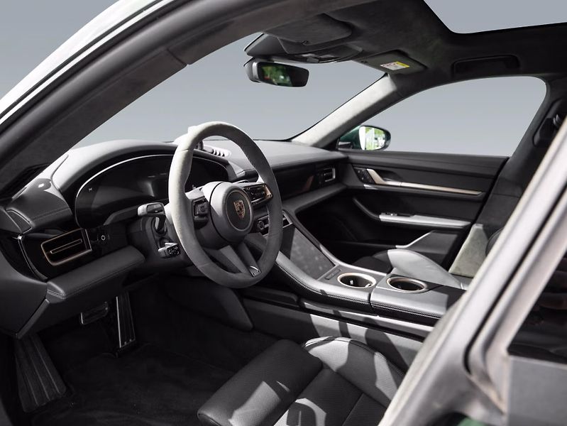 Porsche Taycan GTS Sport Turismo HuD Pano Ven - fotka 7 z 19