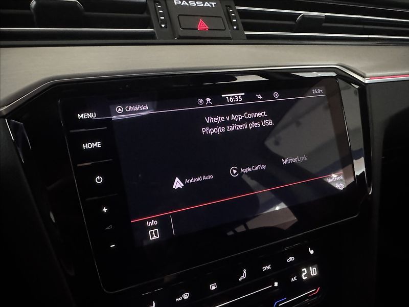 Volkswagen Passat 2,0 TSi  DSG Elegance Virtual - fotka 29 z 47