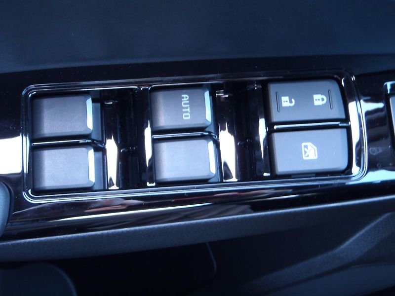 Isuzu D-Max  2.2 Double Cab V-CROSS 4x4 - fotka 22 z 26