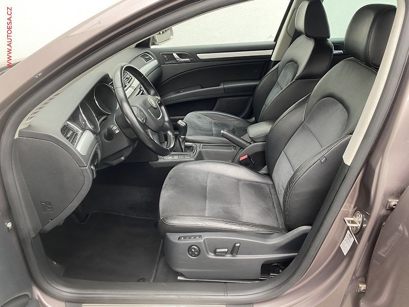 Škoda Superb (2012) 2.0 TDi, Ambition - fotka 9 z 17