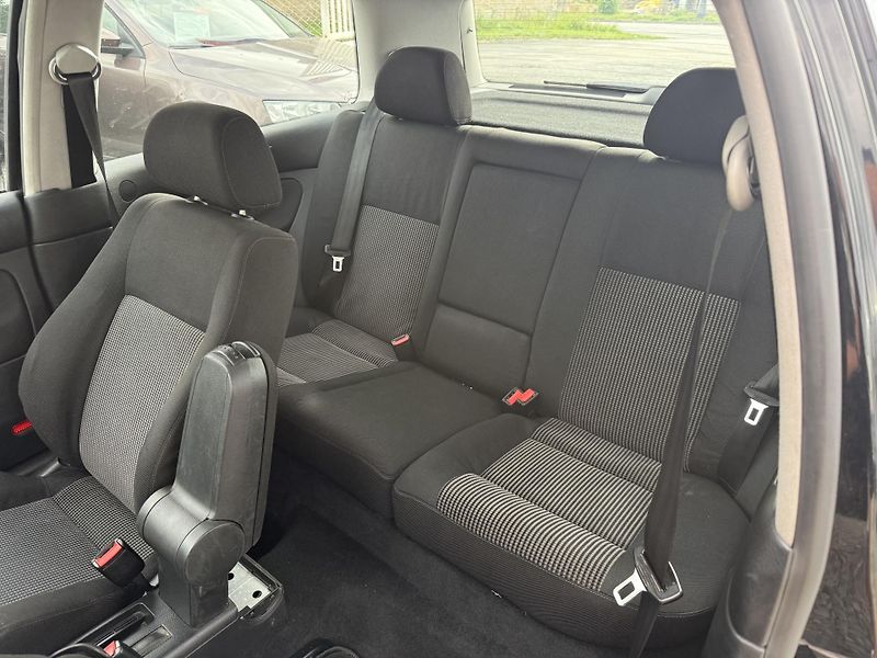 Volkswagen Golf 1.6i - fotka 10 z 13
