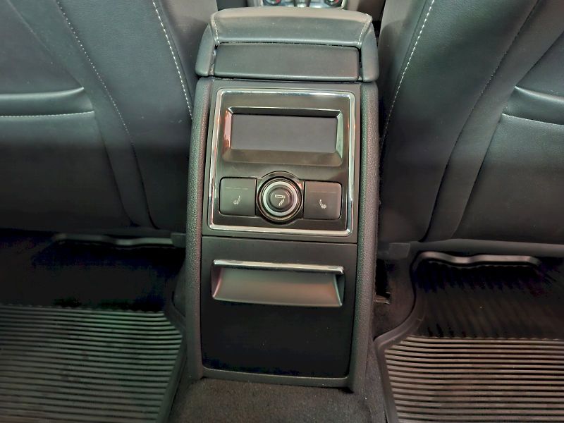 Škoda Superb (2013) combi  ELEGANCE L4 103/2,0 DSG - fotka 17 z 26