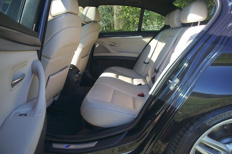 BMW Řada 5 (2012) 550i XDRIVE automat. 2.majitel - fotka 29 z 30