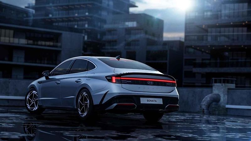 Hyundai Sonata má elegantní a aerodynamická boční linie.