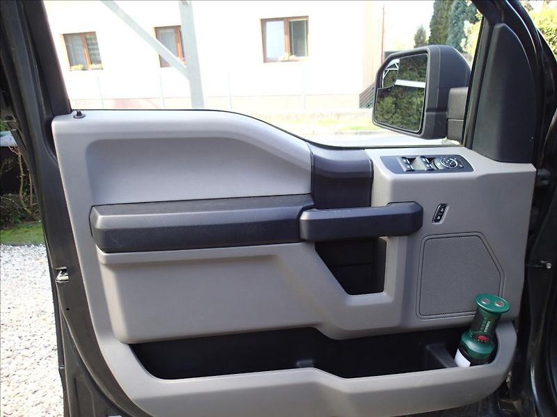 Ford F-150 5,0 V8, hardtop - fotka 24 z 64