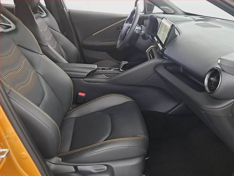 Toyota C-HR (2024) 2.0 Hybrid - fotka 9 z 19