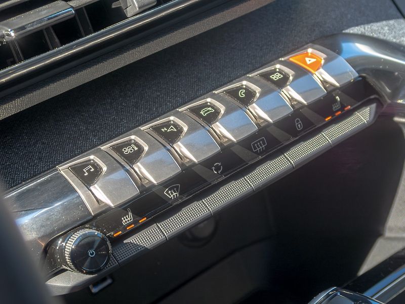 Peugeot 3008 (2021) ČR 1.2T 96KW LED – CEBIA - fotka 31 z 57