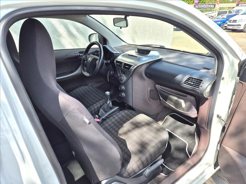 Toyota iQ 1,0 i 50Kw Klima Webasto ALU - fotka 17 z 26