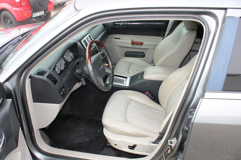 Chrysler 300C (2007) REZERVACE - fotka 9 z 16