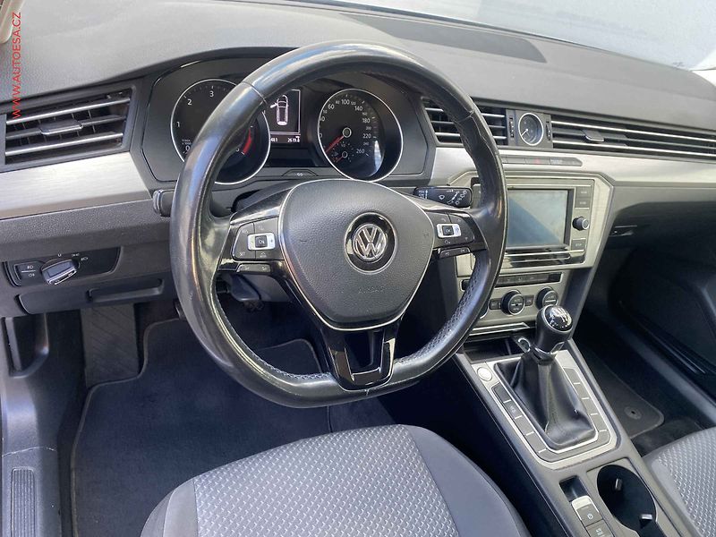 Volkswagen Passat (2017) 1.6 TDi, AAC, tempo - fotka 12 z 16
