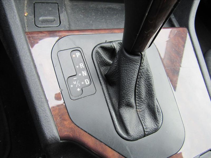 BMW Řada 5 2,5 525i Steptronic Exklusiv - fotka 16 z 28