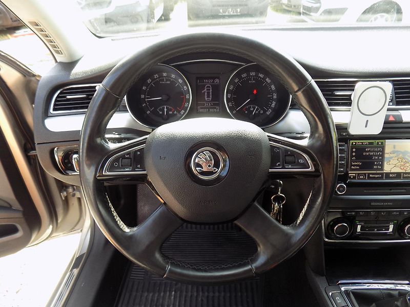 Škoda Superb 1,6 TDI 77 KW NAVI, TEMP - fotka 28 z 34