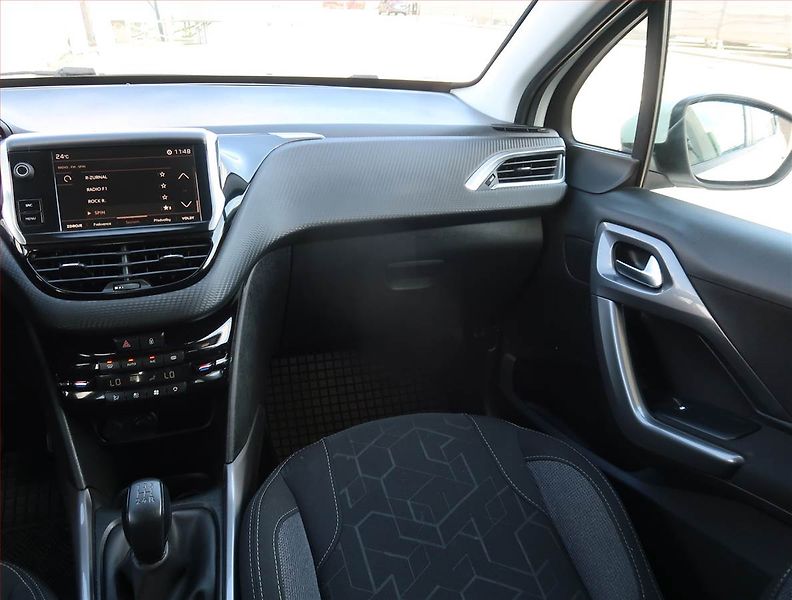 Peugeot 2008 (2018) 1.2 PureTech, Park. senzory - fotka 8 z 16