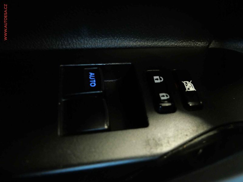 Toyota Auris (2013) 1.3i, ČR - fotka 14 z 20