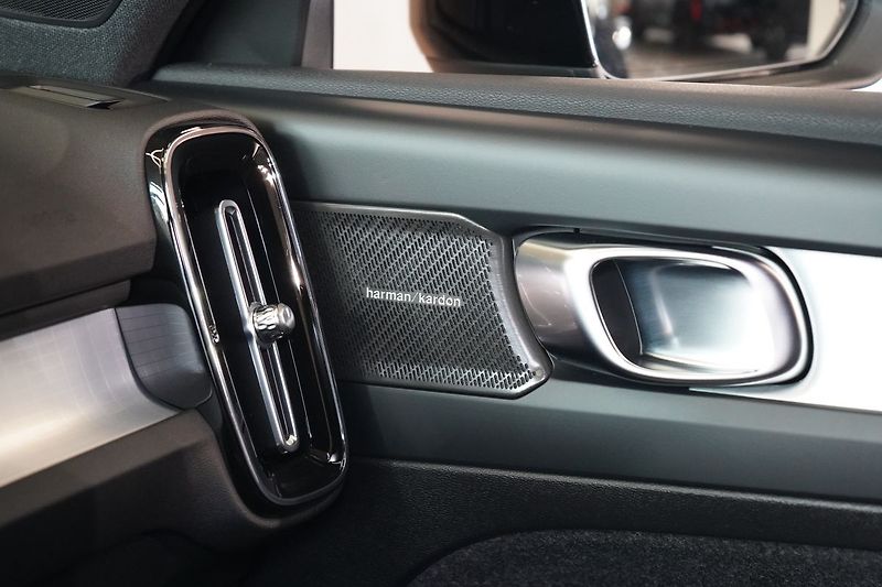 Volvo XC40 B3 Plus Dark, ACC, BLIS - fotka 38 z 43