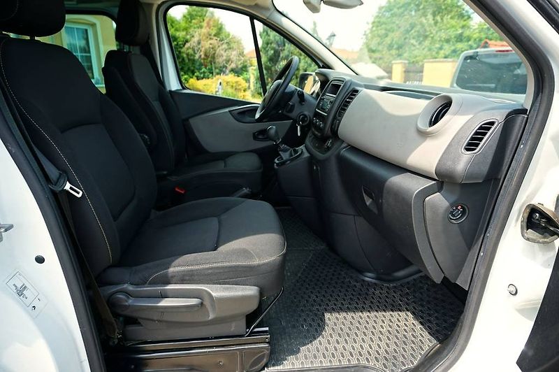 Renault Trafic (2018) PASSANGER 1,6 DCI 92 kW - fotka 19 z 31