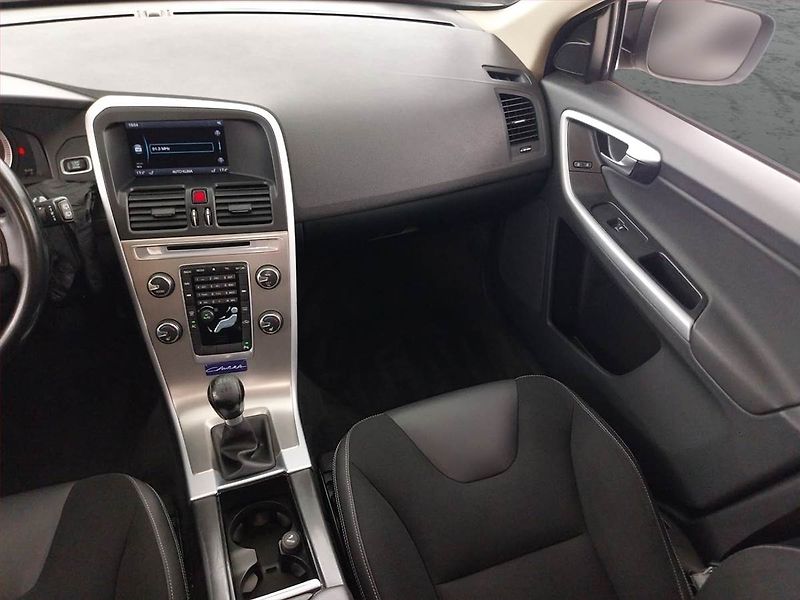 Volvo XC60 (2011) Momentum D4, Xenony, Tempomat - fotka 8 z 17
