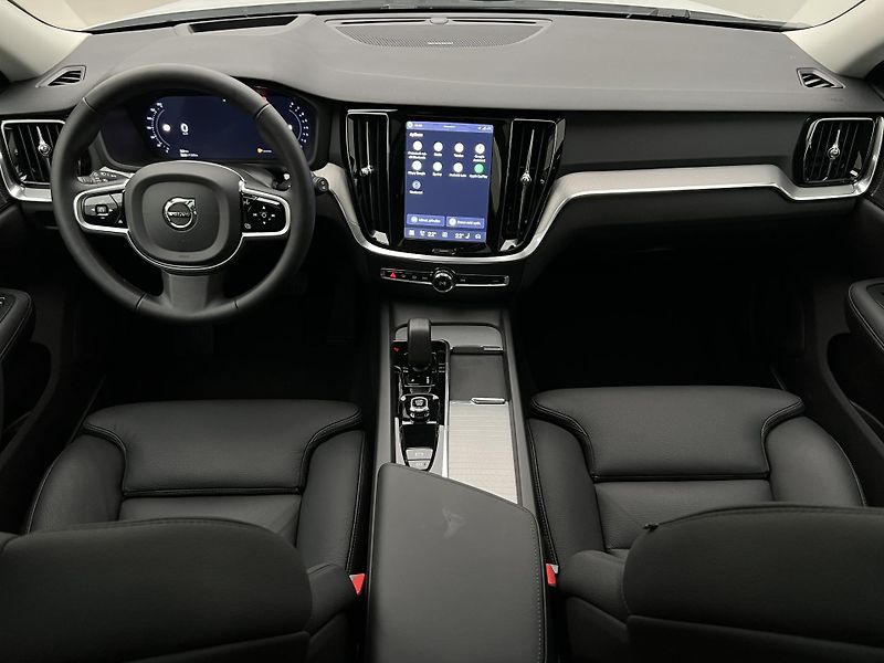 Volvo V60 B4 DARK PLUS AUT - fotka 2 z 46