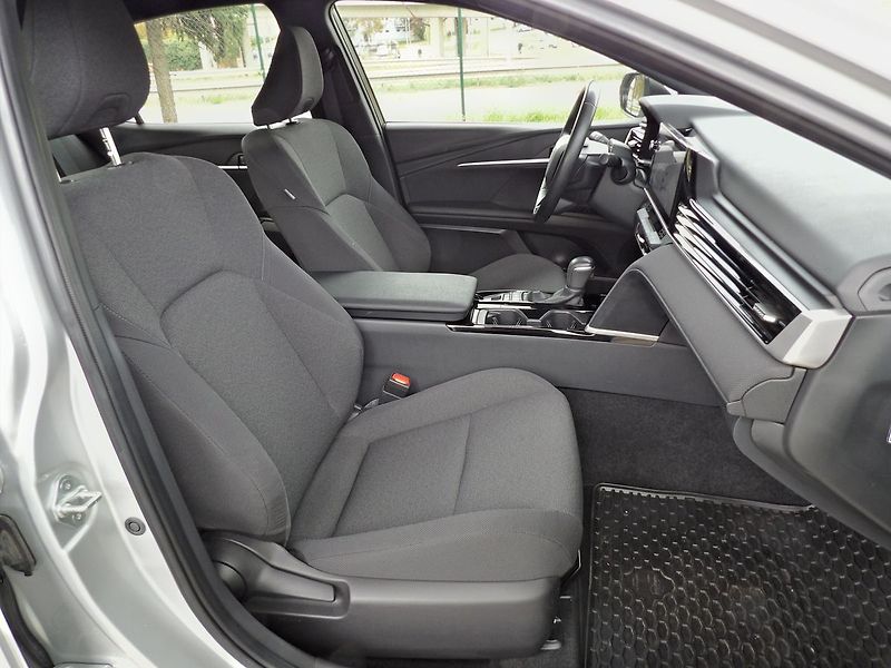 Toyota Camry 2.5 Hybrid Comfort ČR DPH - fotka 18 z 27