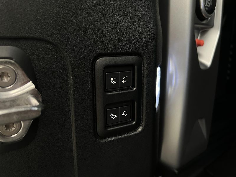 Land Rover Defender 110 D350 X-DYNAMIC HSE 1. maj. - fotka 48 z 50