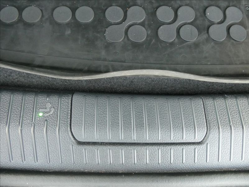 Volkswagen Golf Sportsvan 1,5 TSi 110kW DSG,závěs,naviga - fotka 19 z 43