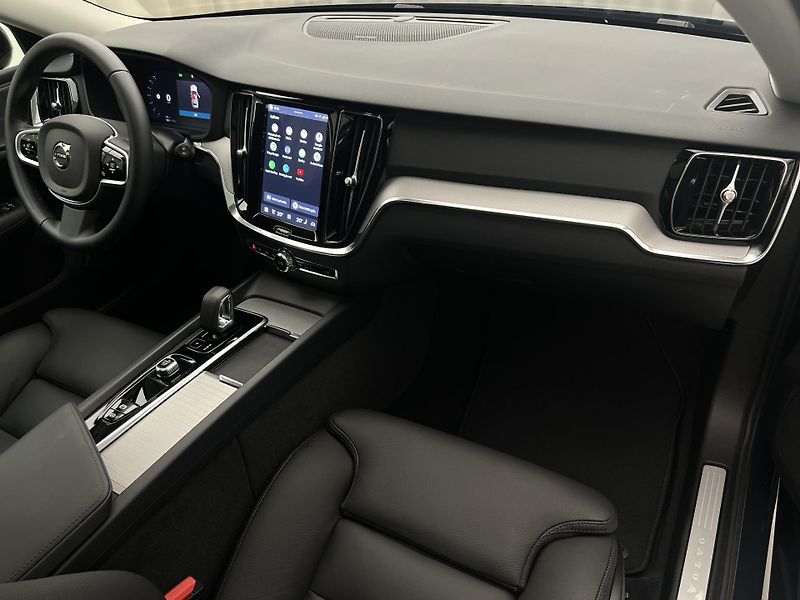 Volvo V60 B4 DARK PLUS AUT - fotka 23 z 45