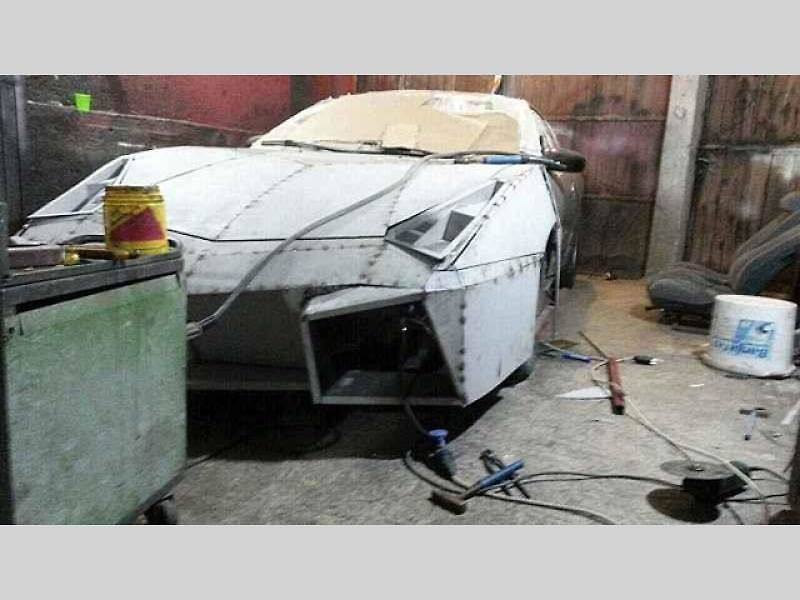 Nadšenec si postavil repliku Lamborghini.