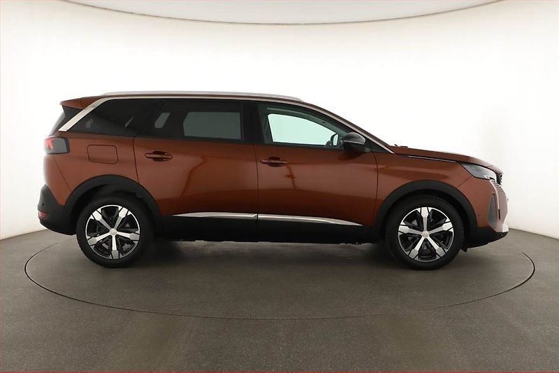 Peugeot 5008 (2022) Allure 1.5 BlueHDi - fotka 6 z 19