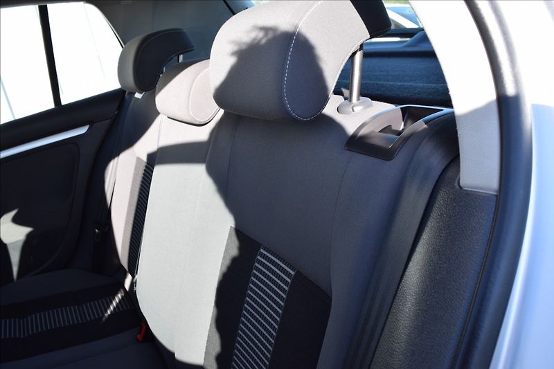 Volkswagen Golf 1,4 i 59KW NOVÁ STK ALU - fotka 16 z 35