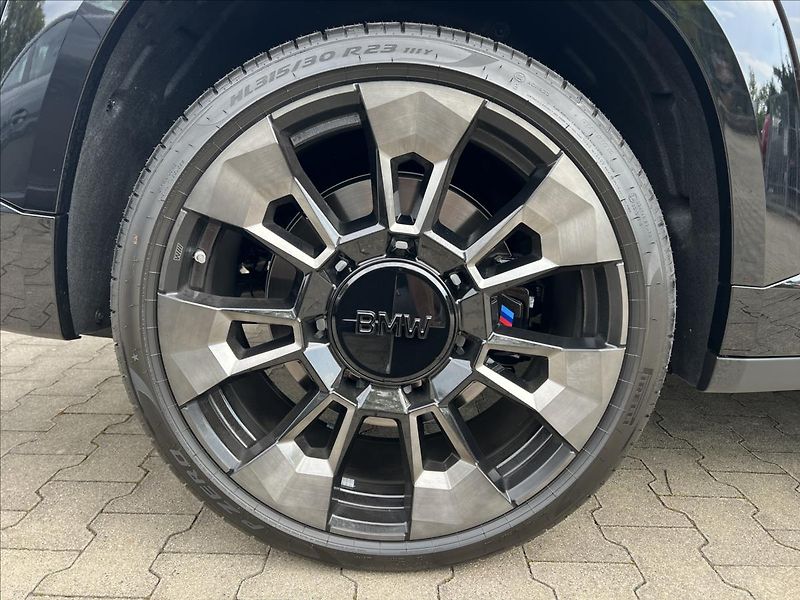 BMW XM 4.4 - fotka 10 z 48