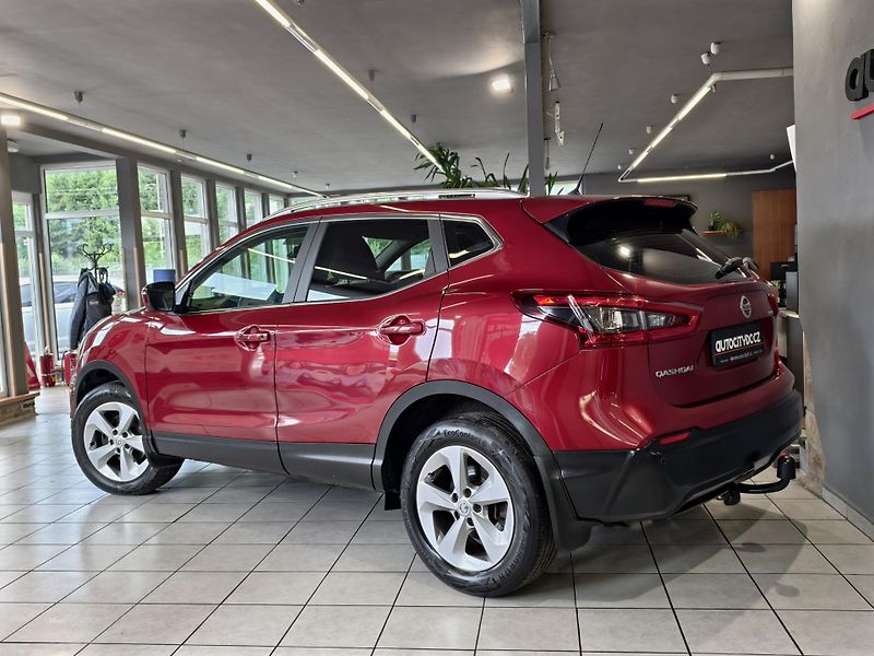 Nissan Qashqai 1.3 DIG-T 103kW KAMERA, PANO - fotka 25 z 25