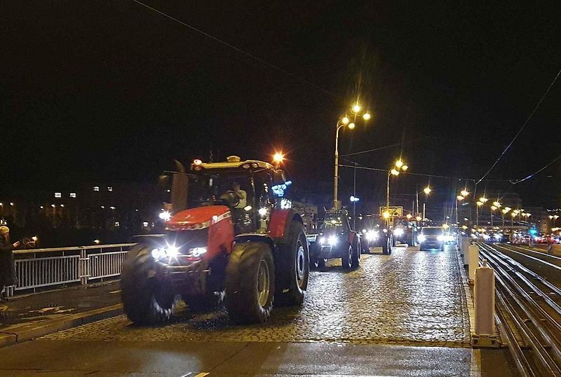 Demonstrace zemědělců před ministerstvem zemědělství a blokáda pražské magistrály. Na snímku je traktor John Deere 7730.