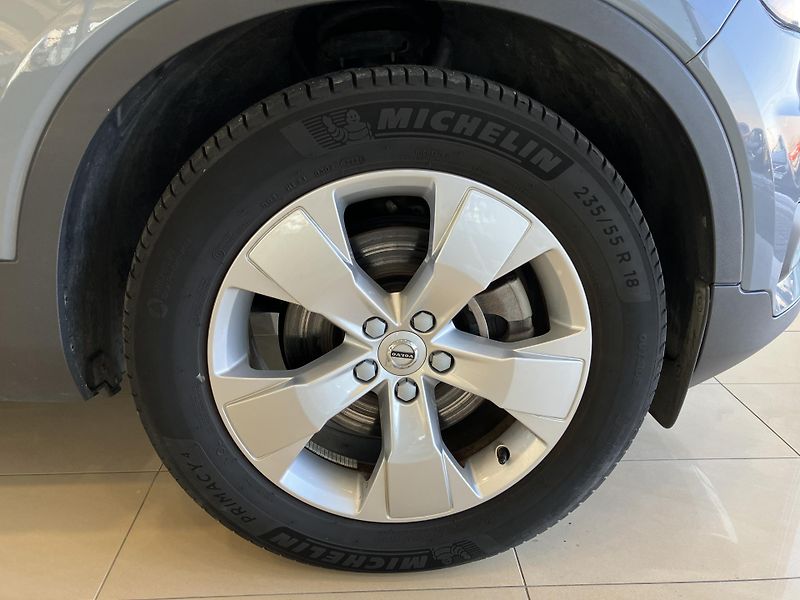 Volvo XC40 B4 Momentum Advance AT8 - fotka 5 z 41