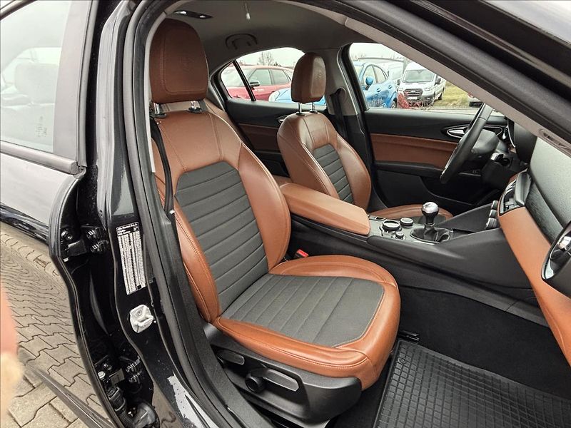 Alfa Romeo Giulia 2,2 JTDm 132kW 180 MT Super - fotka 22 z 37