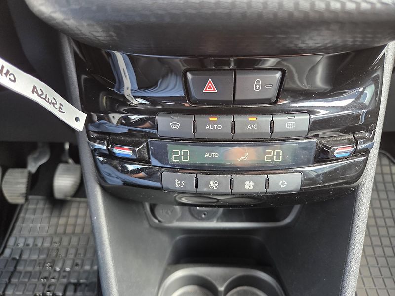Peugeot 2008 (2016) 1.2 PT 110 ALLURE MAN 5 - fotka 21 z 29