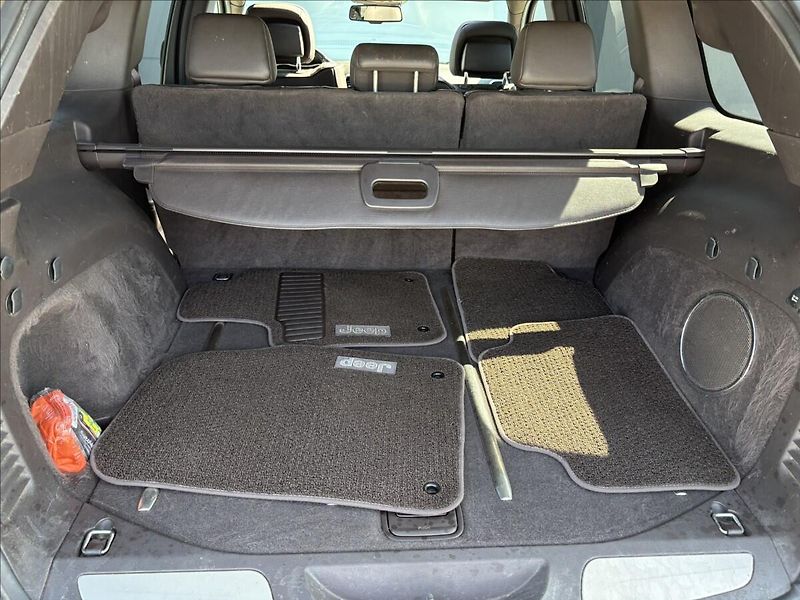 Jeep Grand Cherokee 3,0 CRD 184KW SUMMIT ČR.1.MAJ. - fotka 27 z 38