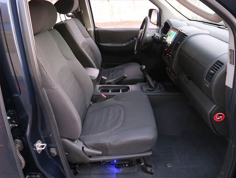 Nissan Navara (2011) 2.5 D, 4X4, Vyhř. sedaček - fotka 9 z 19