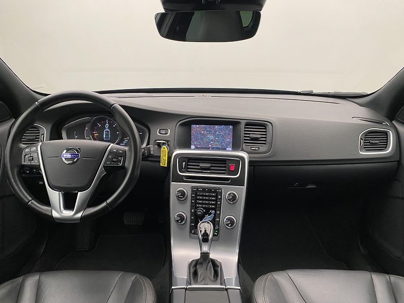 Volvo V60 CC D4 AWD SUMMUM AUT  - fotka 2 z 42