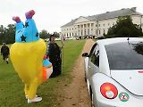 Z 33. Mezinárodního srazu Beetle a New Beetle na téma Naruby u zámku Kačina ve Svatém Mikuláši.