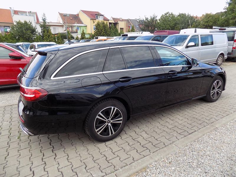 Mercedes-Benz Třídy E 220 D 4MATIC 143 KW TOP!!! - fotka 8 z 40