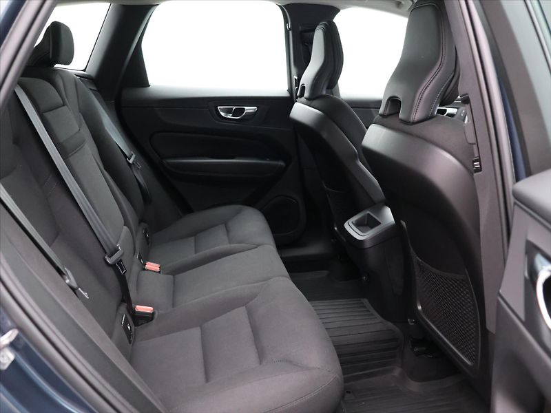 Volvo XC60 2,0 B4 145KW AWD MOMENTUM - fotka 14 z 40