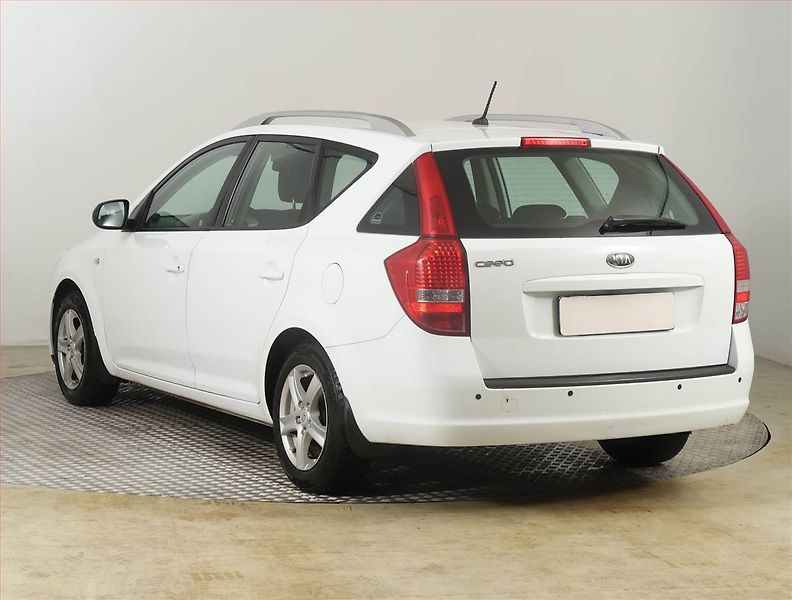 Kia Ceed (2010) 1.4 CVVT, po STK, jezdí dobře - fotka 4 z 16