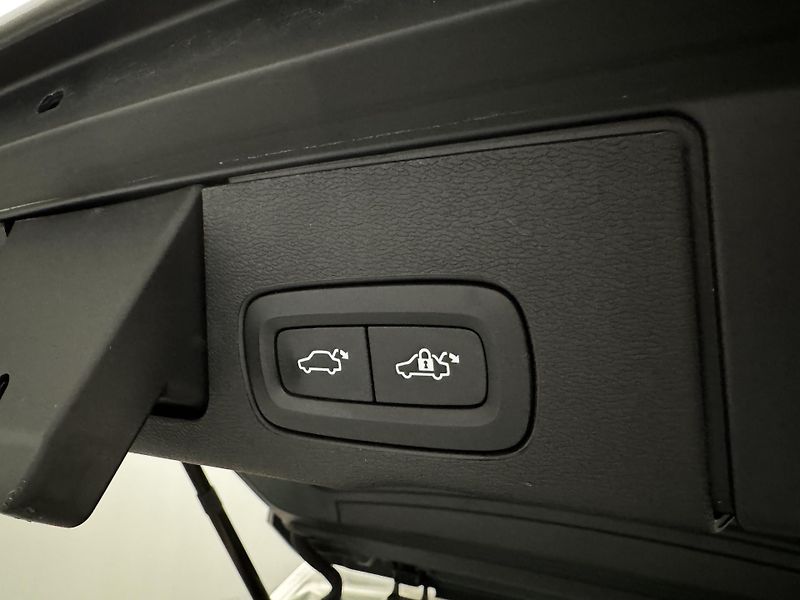 Volvo XC60 B4 AWD MOMENTUM AUT REZERVACE - fotka 23 z 45