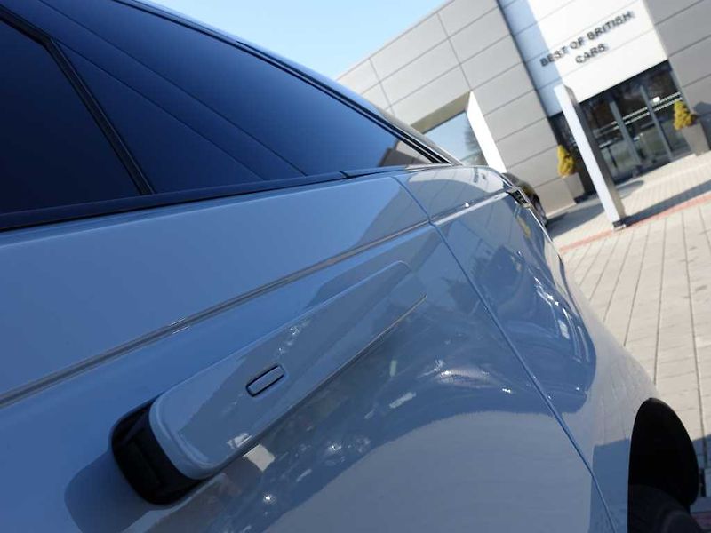 Land Rover Range Rover Velar 3,0 Dynamic SE D300 - fotka 40 z 41